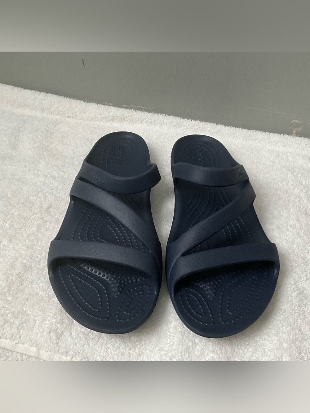CROCS Women's Navy Blue Cross-Strap Slide Sandals
